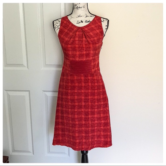 ❤️Beautiful Red sleeveless dress w keyhole back❤️ - Picture 2 of 7